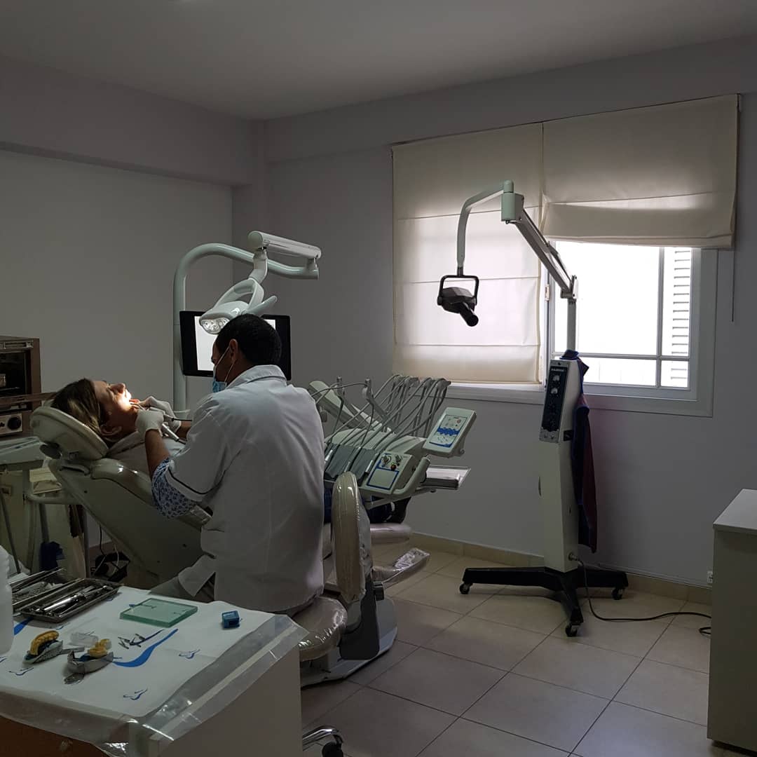 Close-up of a high-tech modern dental equipment suite, dental curing light, digital scanning display and immaculate clinical tools in a bright pristine dental office, sterile high-end atmosphere